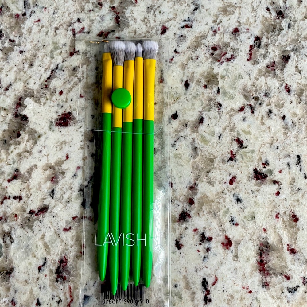 Makeup eye brushes